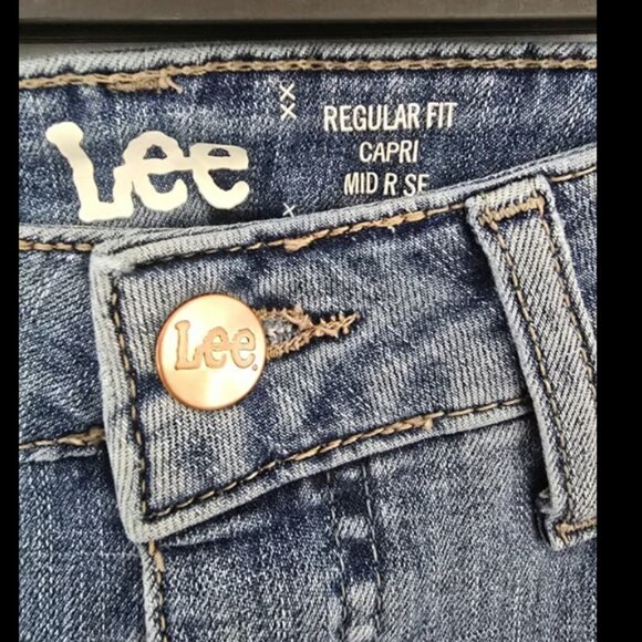 Ladies Lee Regular Fit, Mid Rise Capris - Size 6M - Picture 3 of 4